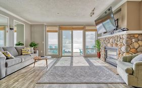 Witness Majestic Ocean Views From This Placid Apartment